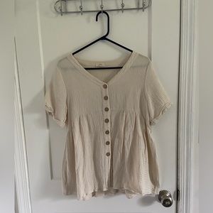 Women’s cream short sleeve blouse in perfect condition.